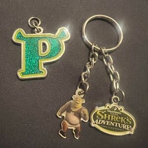Shrek Dreamworks P Charm/Pendant & Keyring/Shrek & Shrek’s Adventure, good cond.